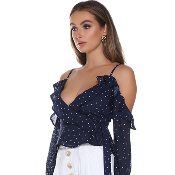 ⭐️NEW WITH TAGS ⭐️Off The Shoulder Wrap Top